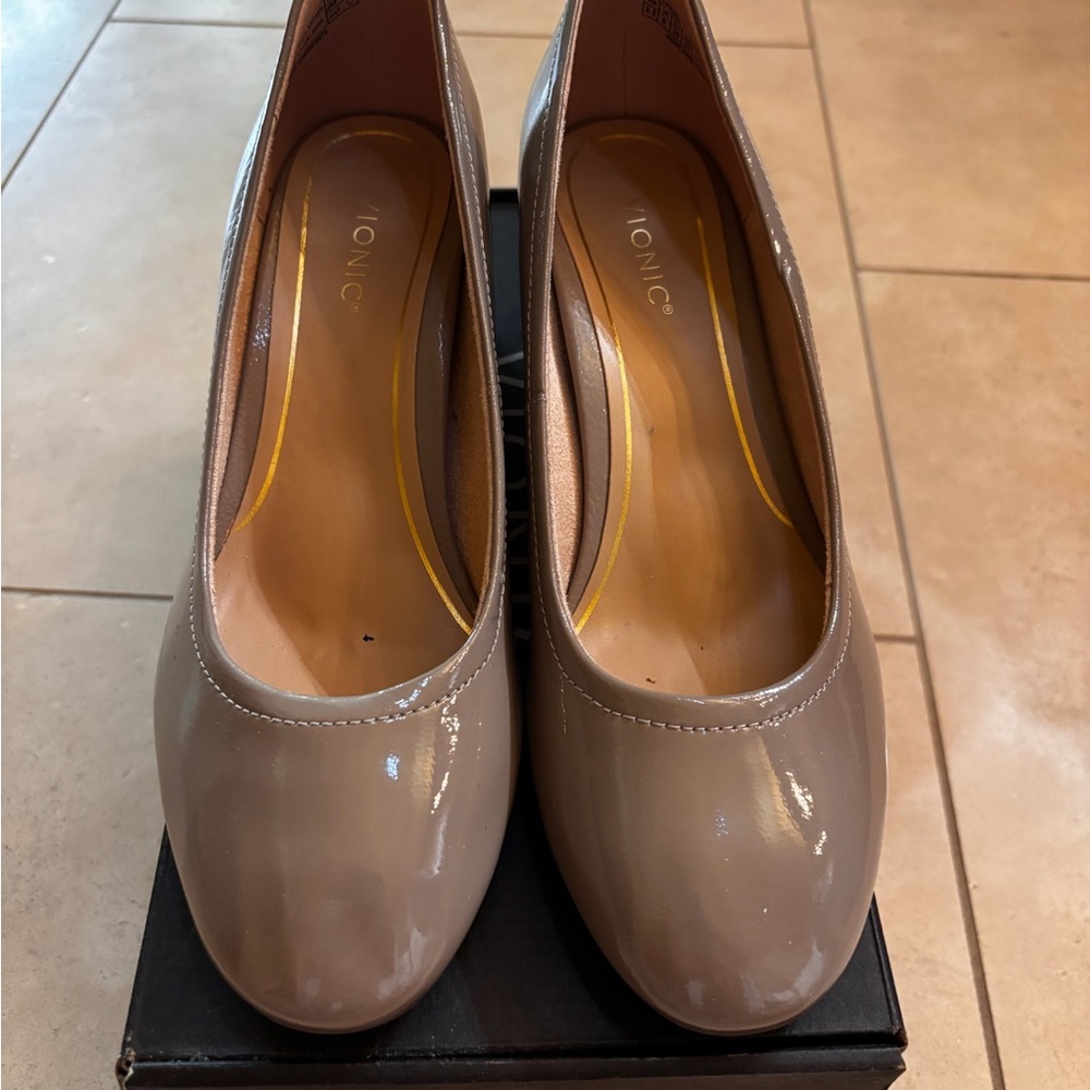 Vionic Caramel Taupe Chunky Heels - Sz 8.5 - Never Worn!